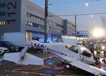 Almanya’da caddeye uçak indi