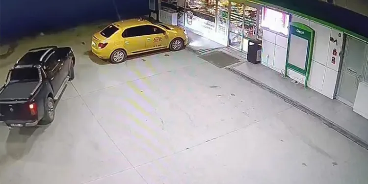 Bursa’da kapalı otoparkta yanan otomobil paniğe neden oldu