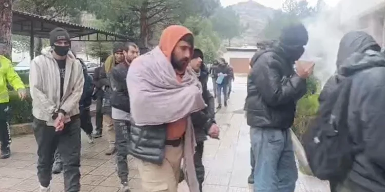 Hafif ticari araç kamyona çarptı: 2 yaralı