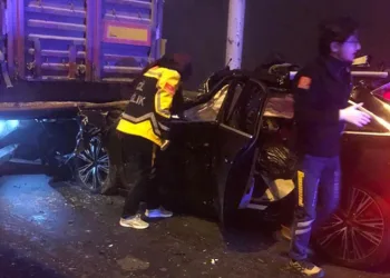 TIR’a arkadan çarpan otomobildeki 4 kişi hayatını kaybetti