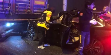 TIR’a arkadan çarpan otomobildeki 4 kişi hayatını kaybetti