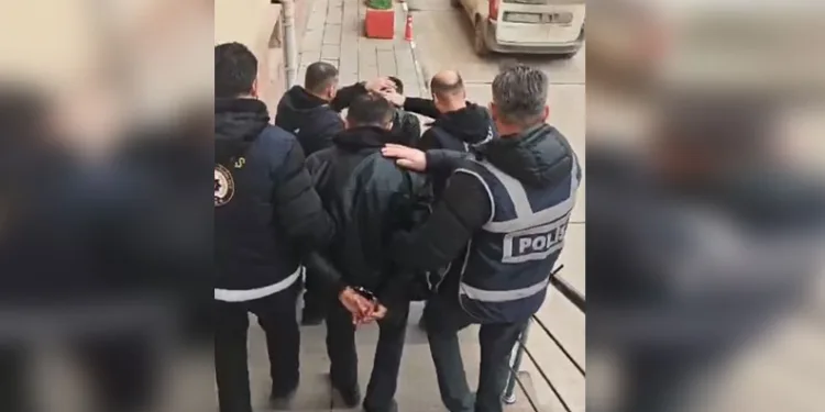 Balkondan düşen kadın hayatını kaybetti