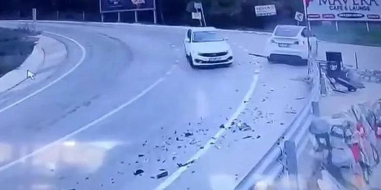 Bursa’da otomobil dere yatağına uçtu: 3 yaralı
