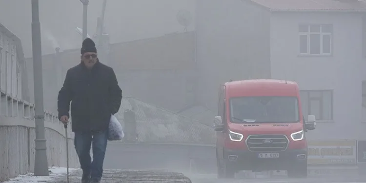 Otomobil aydınlatma direğine çarptı: 1 yaralı
