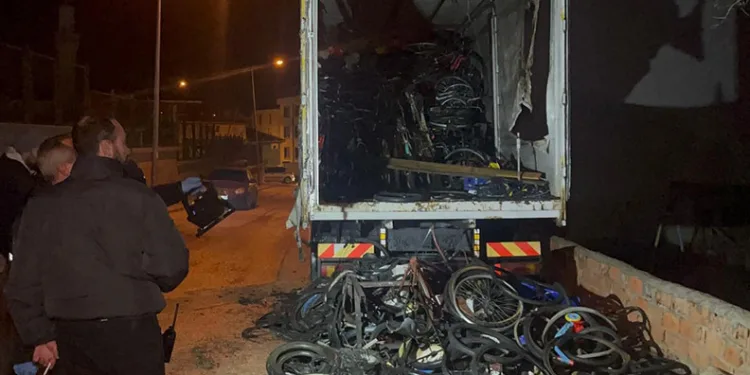 Hafif ticari araç kamyona çarptı: 2 yaralı