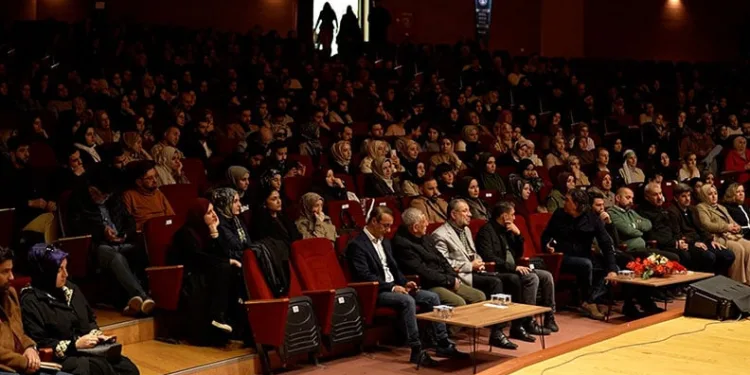 Şehit polisin babasının evi alevlere teslim oldu
