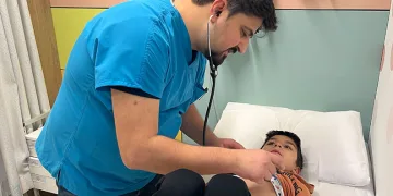 Şehit polisin babasının evi alevlere teslim oldu