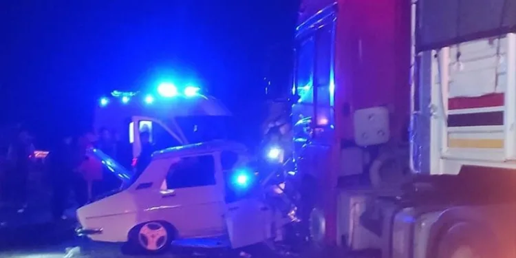 Otomobil aydınlatma direğine çarptı: 1 yaralı