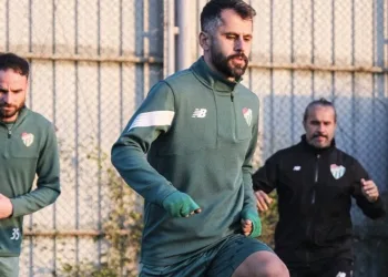Motosiklet kadına çarptı: 2 yaralı