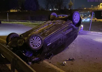 Bursa’da kapalı otoparkta yanan otomobil paniğe neden oldu