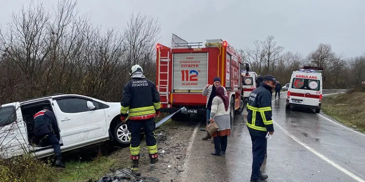 Hafif ticari araç kamyona çarptı: 2 yaralı
