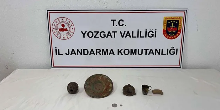 Hafif ticari araç kamyona çarptı: 2 yaralı