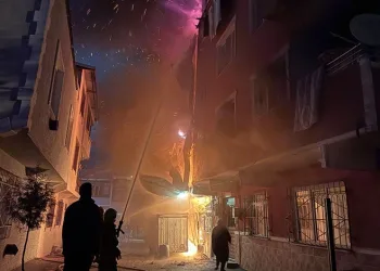 Şehit polisin babasının evi alevlere teslim oldu