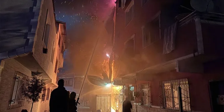 Şehit polisin babasının evi alevlere teslim oldu