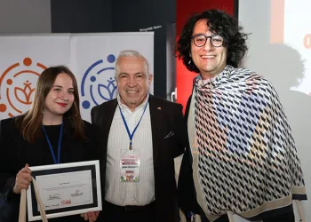 Şehit polisin babasının evi alevlere teslim oldu