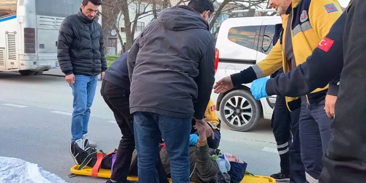 Motosiklet kadına çarptı: 2 yaralı