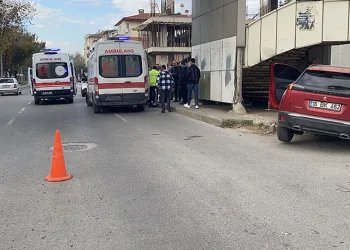 Motosiklet kadına çarptı: 2 yaralı