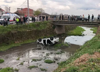 Bursa’da otomobil dere yatağına uçtu: 3 yaralı