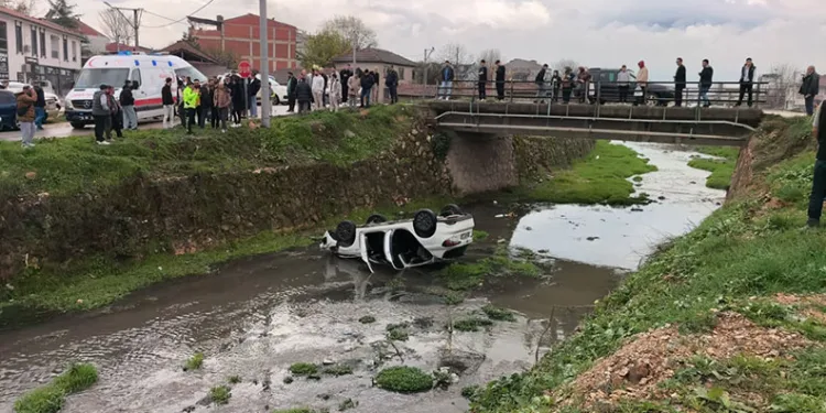 Bursa’da otomobil dere yatağına uçtu: 3 yaralı