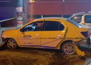Bursa’da kapalı otoparkta yanan otomobil paniğe neden oldu