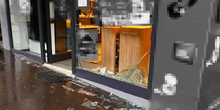 Otomobil aydınlatma direğine çarptı: 1 yaralı