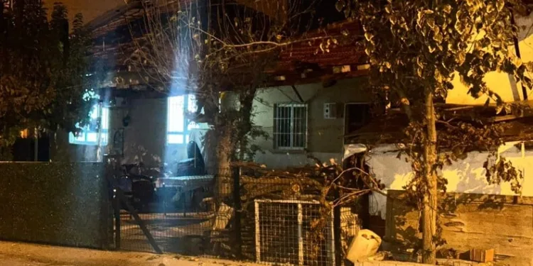 Gördes’te yem yüklü tır devrildi: 1 yaralı