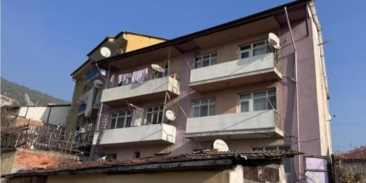 Gördes’te yem yüklü tır devrildi: 1 yaralı