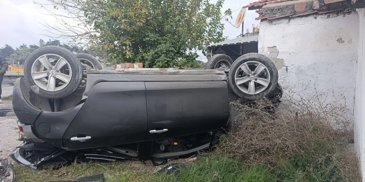 Gördes’te yem yüklü tır devrildi: 1 yaralı