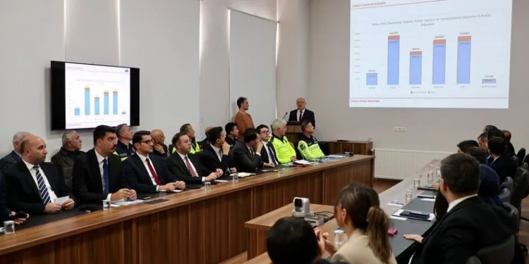 Kamyonetle yolcu otobüsü çarpıştı: 2 yaralı