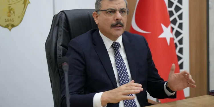 Kamyonetle yolcu otobüsü çarpıştı: 2 yaralı