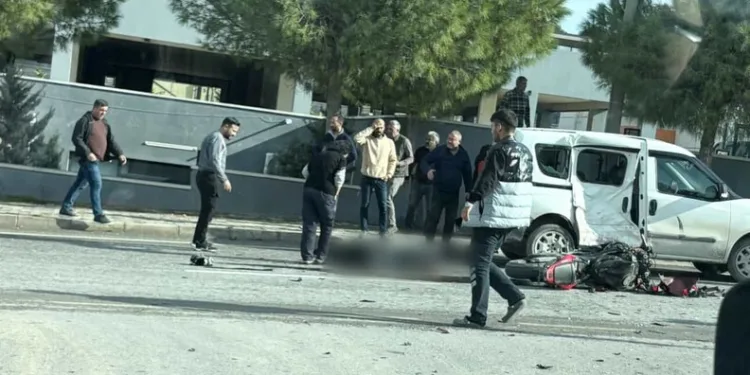 Kamyonetle yolcu otobüsü çarpıştı: 2 yaralı