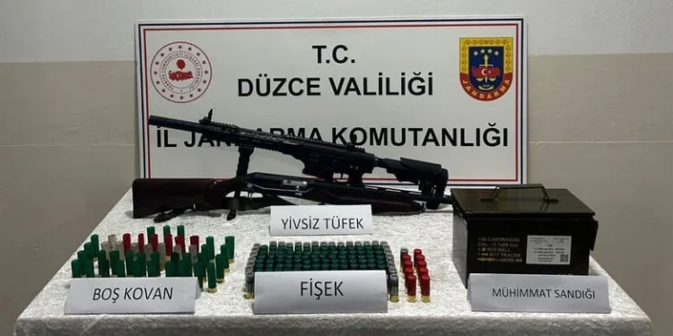 Kamyonetle yolcu otobüsü çarpıştı: 2 yaralı