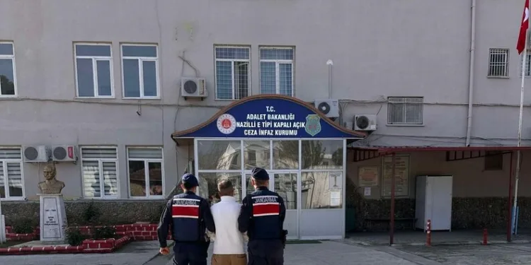 Kamyonetle yolcu otobüsü çarpıştı: 2 yaralı