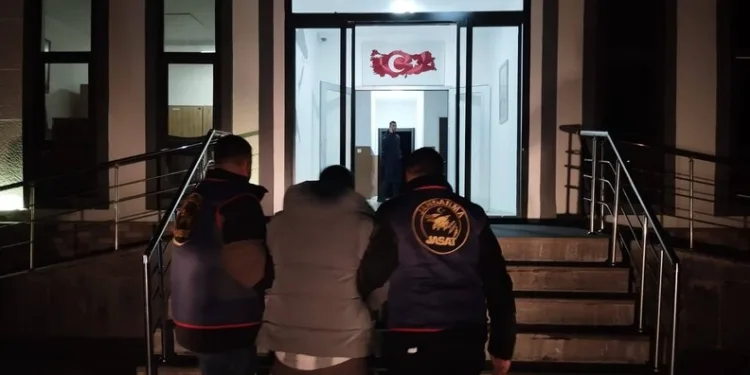 Kamyonetle yolcu otobüsü çarpıştı: 2 yaralı