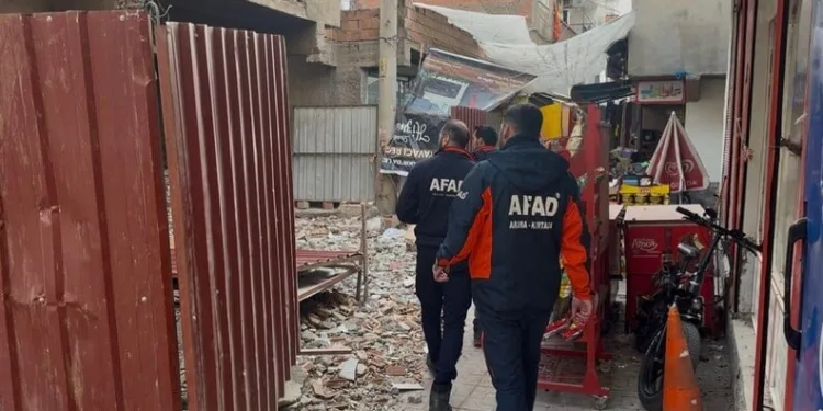 Kamyonetle yolcu otobüsü çarpıştı: 2 yaralı