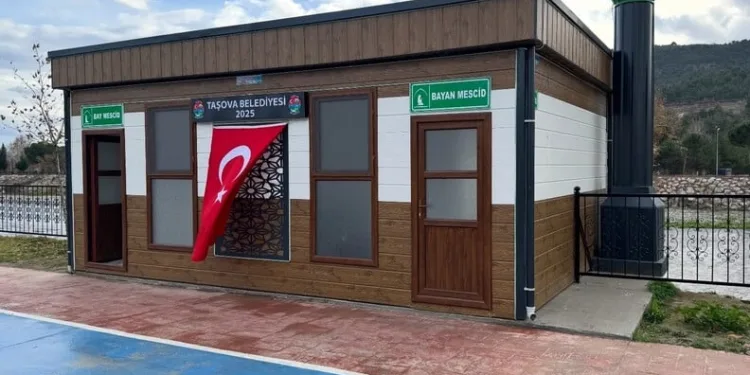 Taşova’da millet bahçesinde mescit duvarı tahrip edildi