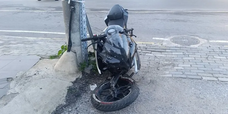 Otomobil aydınlatma direğine çarptı: 1 yaralı