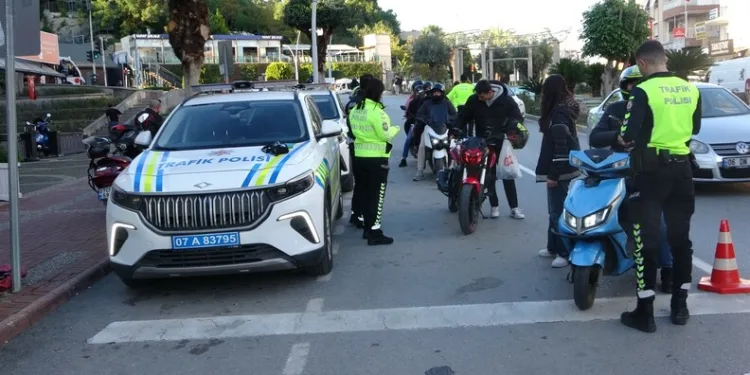 Otomobil aydınlatma direğine çarptı: 1 yaralı