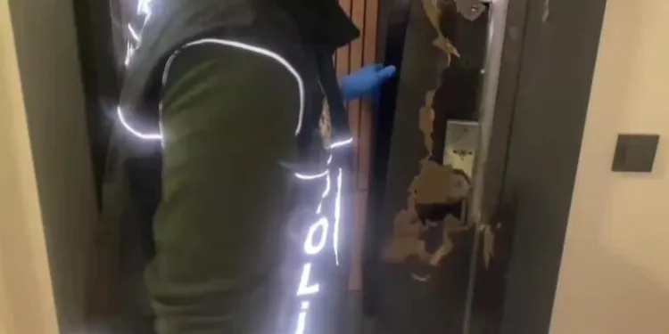 Otomobil aydınlatma direğine çarptı: 1 yaralı
