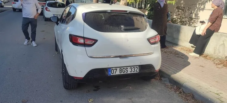Otomobil aydınlatma direğine çarptı: 1 yaralı