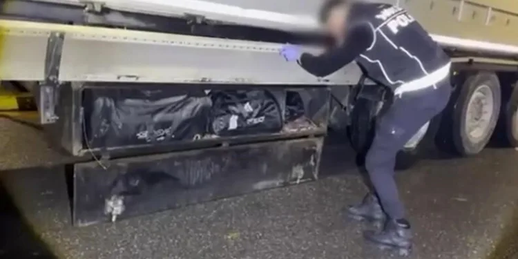 Otomobil aydınlatma direğine çarptı: 1 yaralı