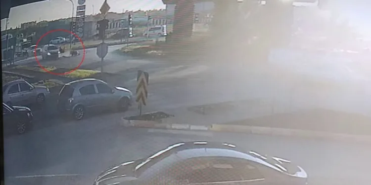 Otomobil aydınlatma direğine çarptı: 1 yaralı