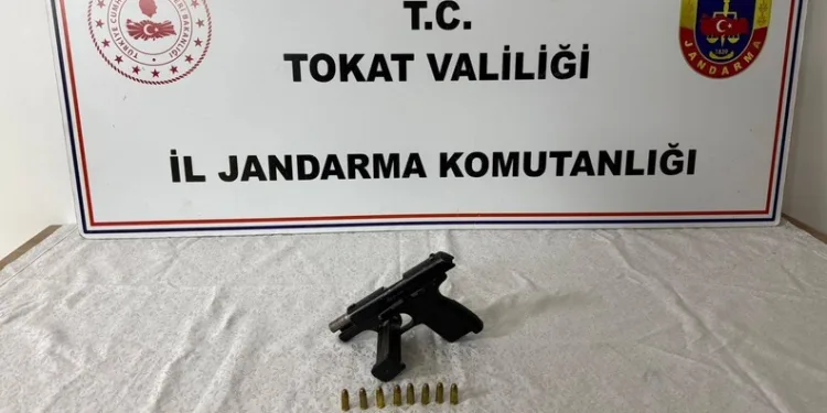 Otomobil aydınlatma direğine çarptı: 1 yaralı