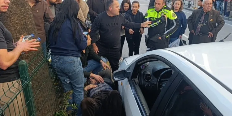Otomobil aydınlatma direğine çarptı: 1 yaralı