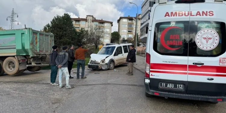 Otomobil aydınlatma direğine çarptı: 1 yaralı
