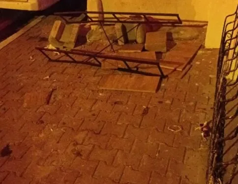 Beton bariyere çarpan otomobil devrilip sürüklendi, kaza anı kamerada