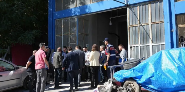 Beton bariyere çarpan otomobil devrilip sürüklendi, kaza anı kamerada