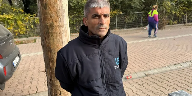 Beton bariyere çarpan otomobil devrilip sürüklendi, kaza anı kamerada