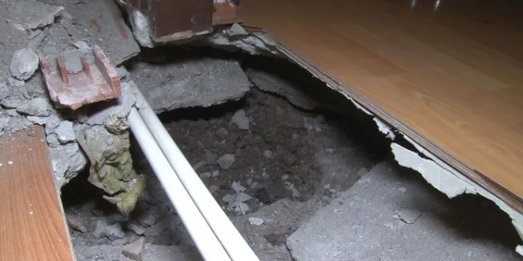 Beton bariyere çarpan otomobil devrilip sürüklendi, kaza anı kamerada