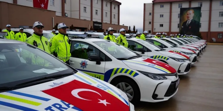 Beton bariyere çarpan otomobil devrilip sürüklendi, kaza anı kamerada
